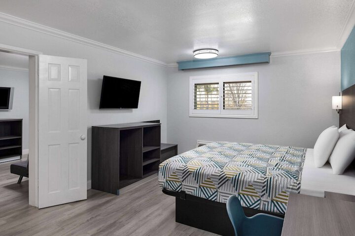 Studio Suite Futon Bed King Bed (4 of 6)