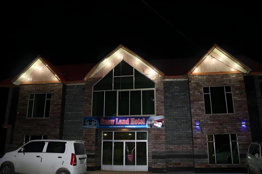 Snowland Hotel and Restaurant