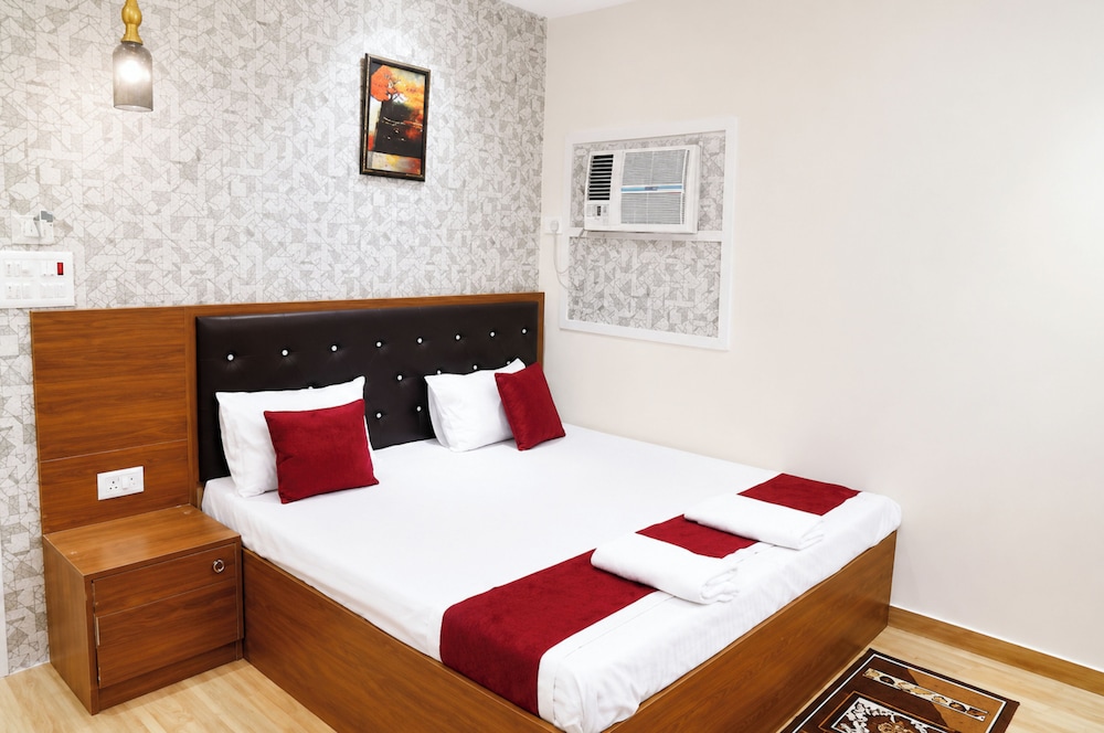 Hotel Pyrenees Stay Agra