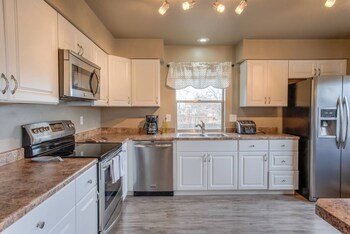 Exterior of 3Bd☀Cheyenne Mountain Suburbs☀Restaurants & Hiking