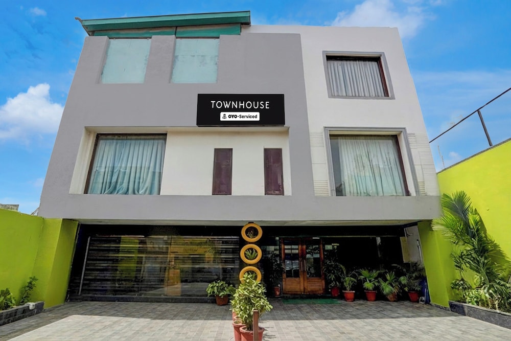 Super Townhouse by Zirakpur Bus Stand
