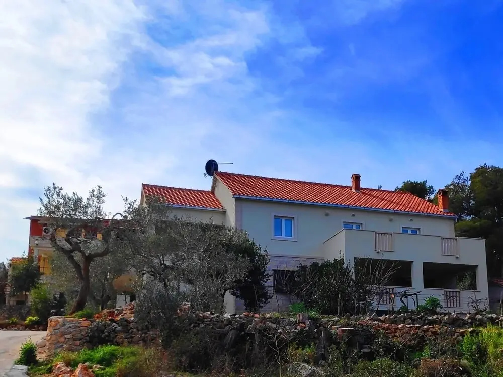 Leana Great Location and Close to Beach A1