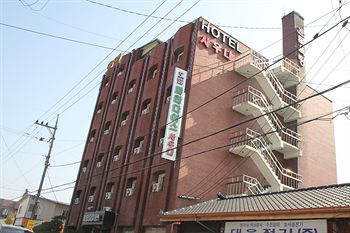 Paradise Hotel