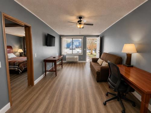 Exterior of Sunwestern Suites