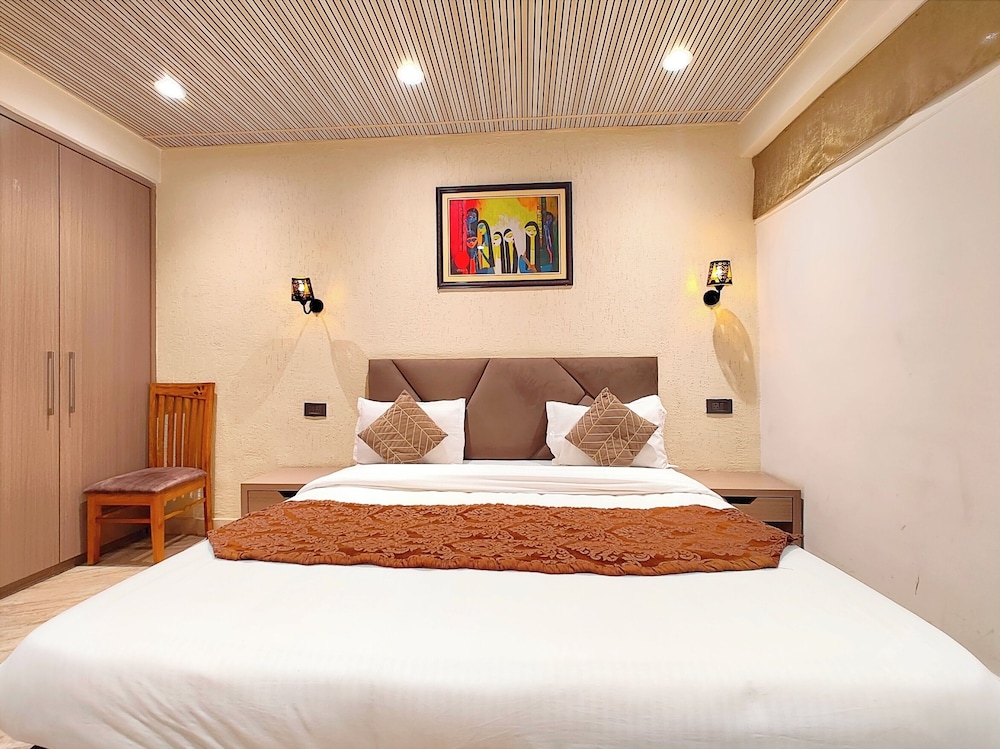 Hotel New Gayatri Near Prem Mandir