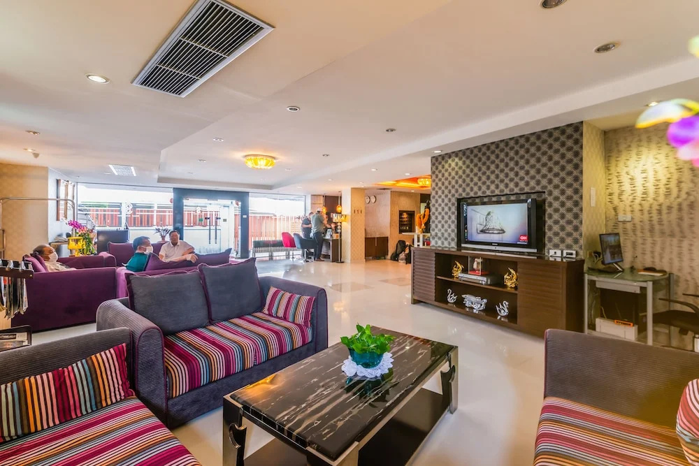 Exterior of Lacuna Sukhumvit by Favstay