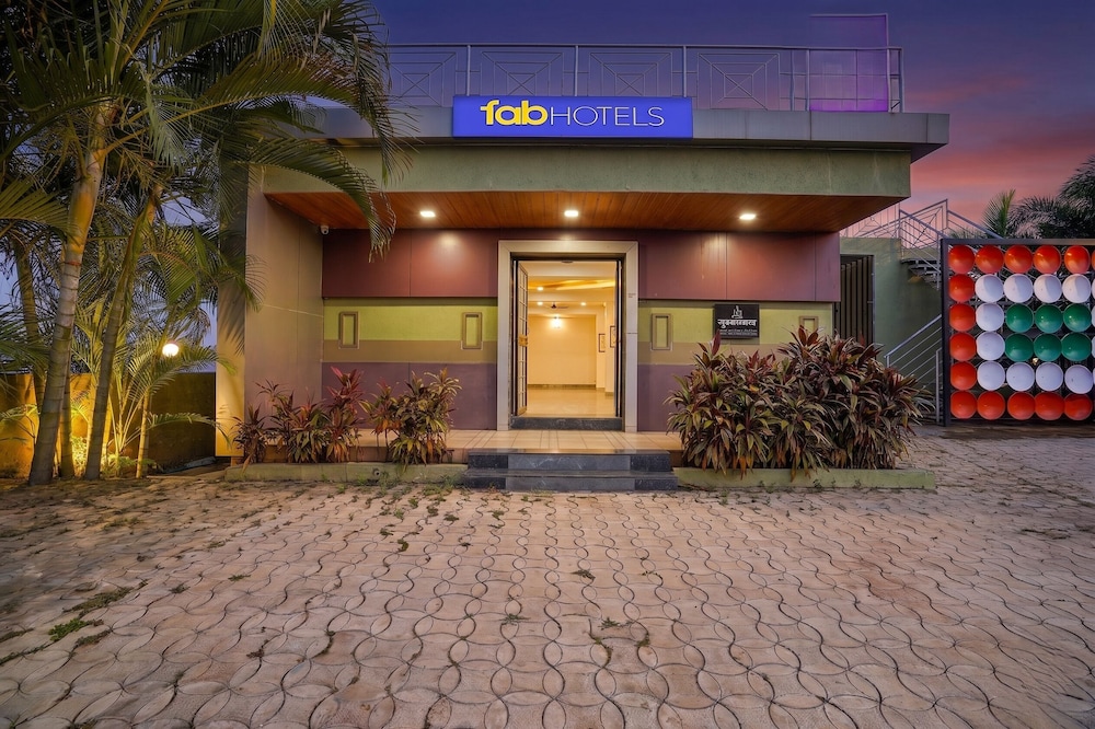 FabHotel Pragati