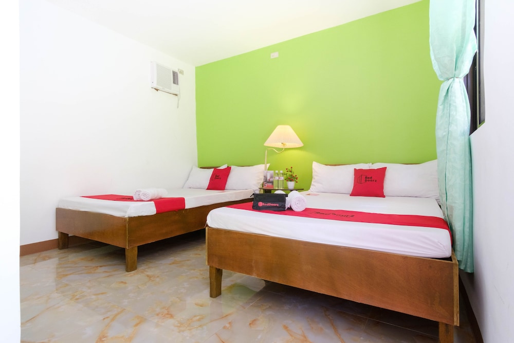 Exterior of RedDoorz at Governors Drive Coron