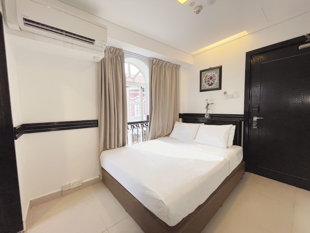 RedDoorz Near Marine Parade Central