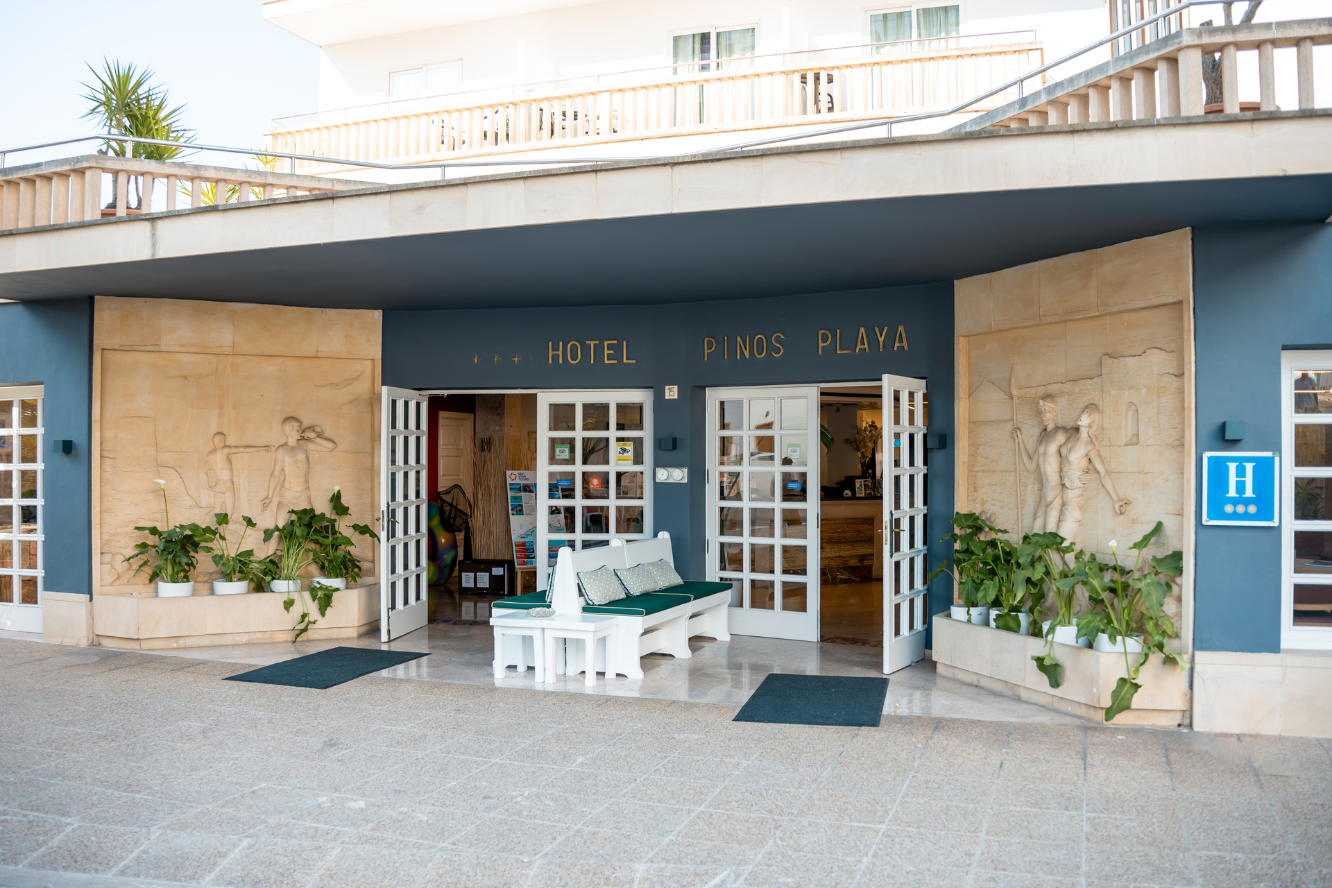 Exterior of Hotel Pinos Playa
