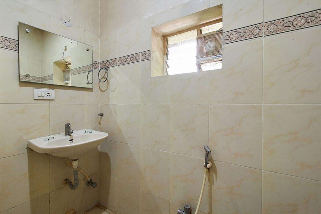 Hotel O Padmini Near Lakdikapool Metro Station