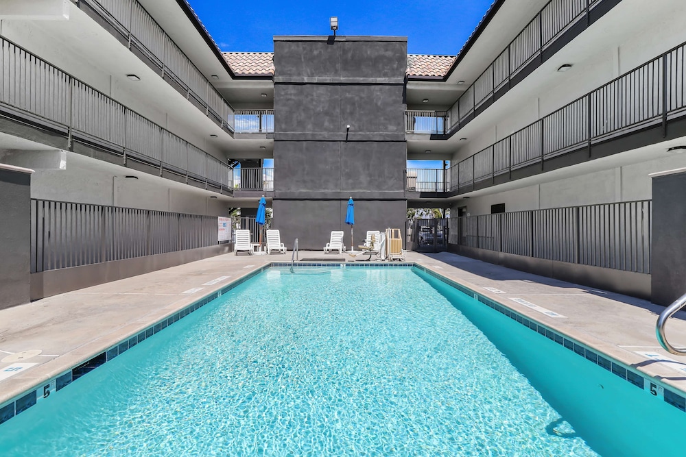 Studio 6 Suites Escondido Ca